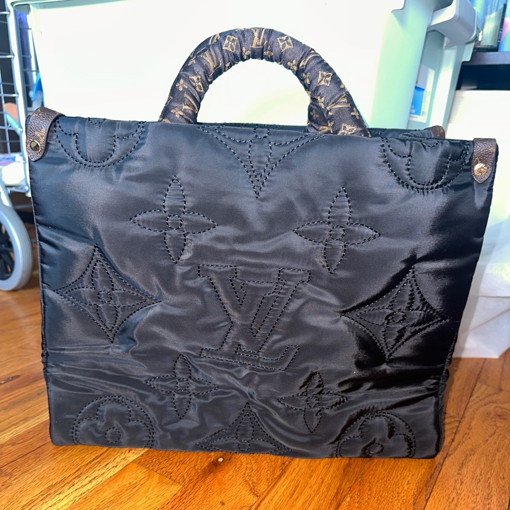 Celeb Style! Pillow On The Go tote handbag! black!